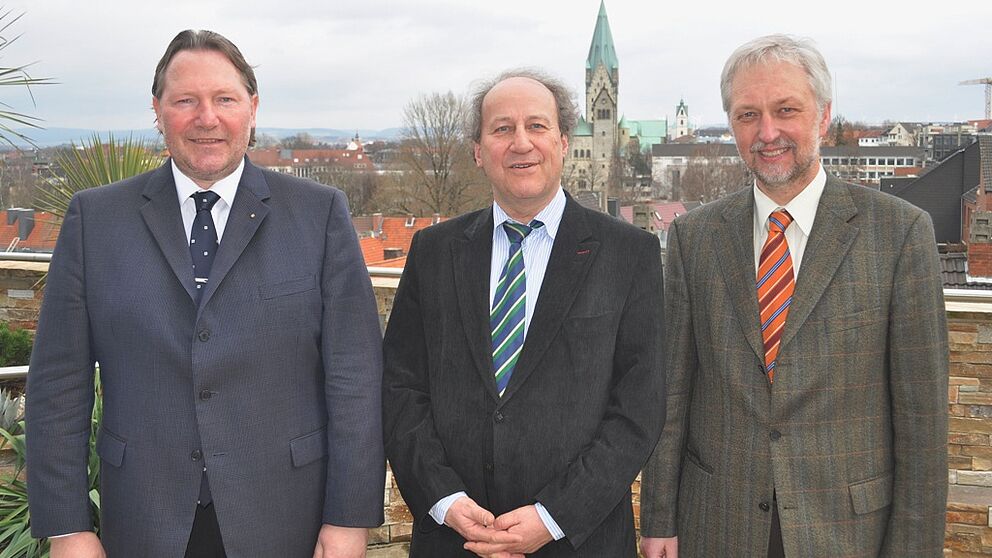 Foto (Universität Paderborn, Mark Heinemann): Prof. Dr. Michael Dellnitz, Sprecher des Graduiertenkollegs, Festredner Prof. Dr. Dr. h. c. Peter Deuflhard, Zuse-Institut Berlin, und Prof. Dr. Wilhelm Schäfer, Vizepräsident der Universität Paderborn