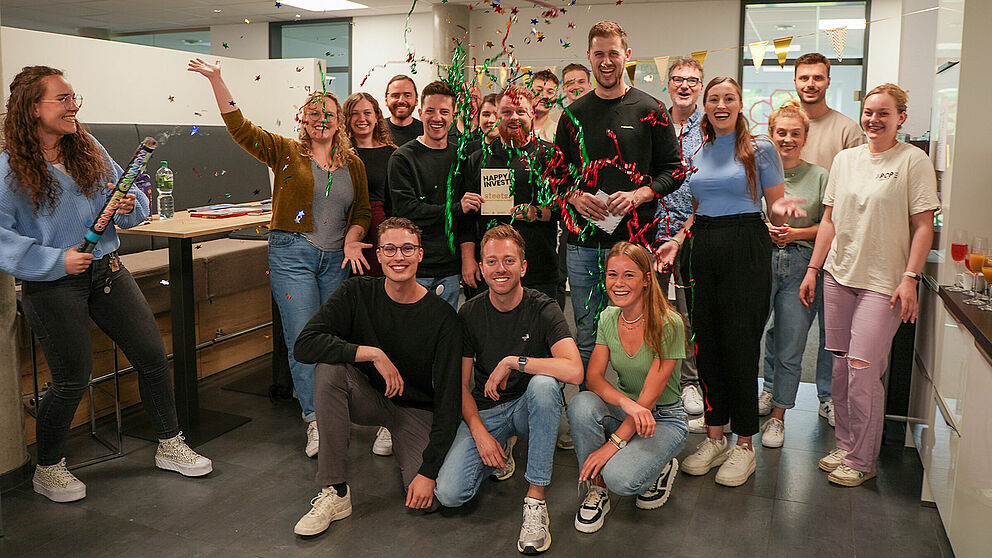 The garage33 team celebrates the investment in the start-up "Steets" together with the three founders by setting off a confetti cannon.