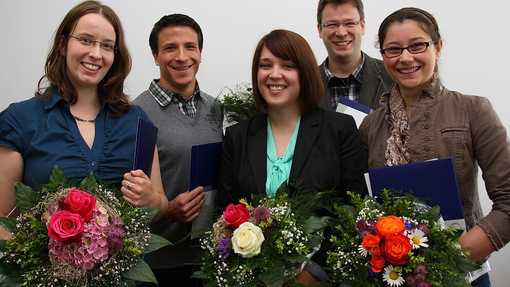 Foto (Universität Paderborn, Patrick Kleibold): Jannica Budde (v. l.), Andre Berwinkel, Joana Brüning, Martin Dröge und Maria Japs erhalten ein Graduiertenstipendium für ihr jeweiliges Promotionsvorhaben.
