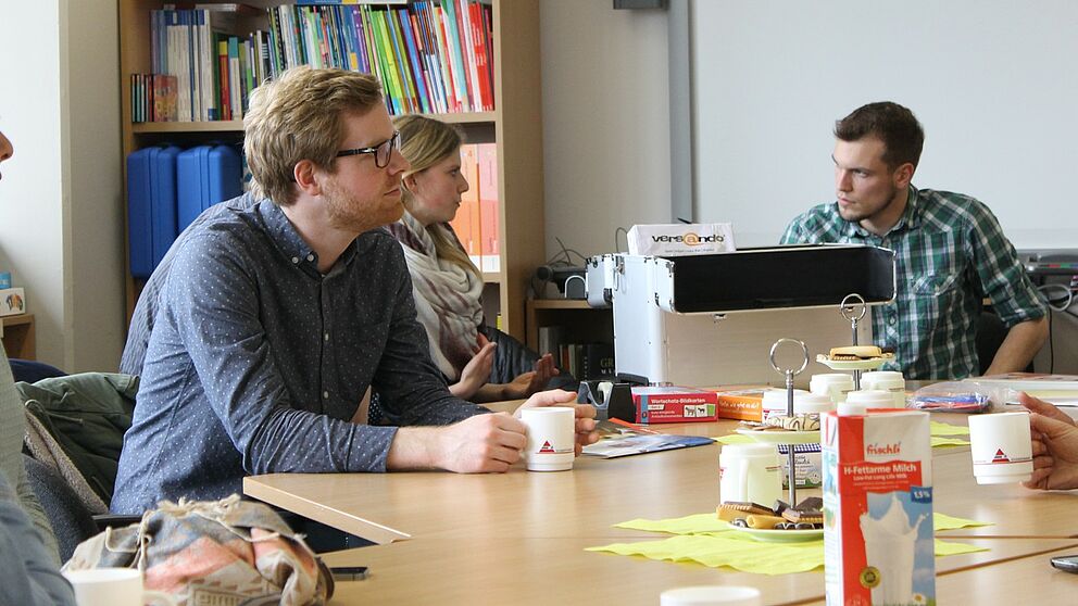 Foto (Universität Paderborn, Kristina Kehler): Kleine Feier bei der Spendenübergabe im Deutsch-Treff.
