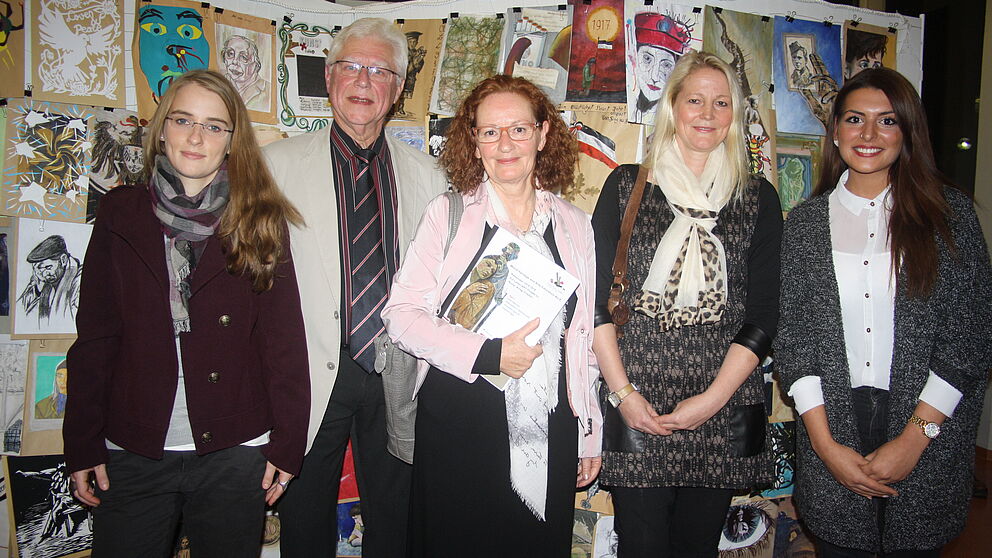 Fotos (Universität Paderborn, Ingo Kalischek): Eröffneten die Ausstellung: Annika Schediwy (Tutorin, v. l.), Prof. Dr. Uwe Kastens, Prof. Dr. Jutta Ströter-Bender, Dozentin Annette Wiegelmann-Bals und die Kunststudentin Reyhan Dural brachten den Besuch
