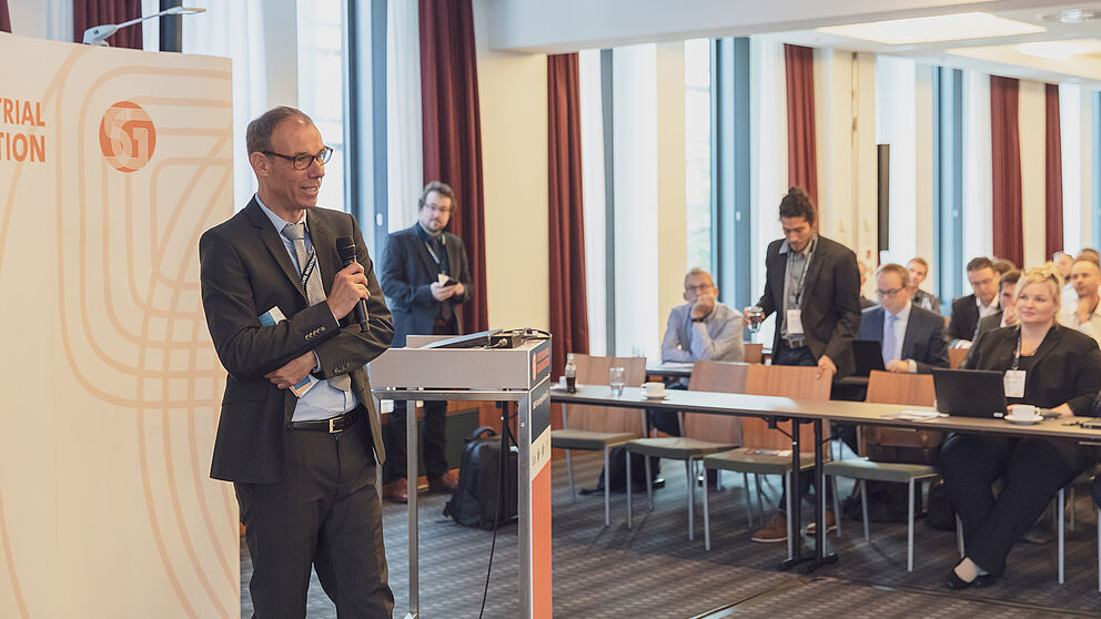 Prof. Johanes Blömer bei seiner Begrüßung zum 1. Tag im Rahmen der Veranstaltung "Future Industrial Communication". Foto: MIKA-fotografie | Berlin