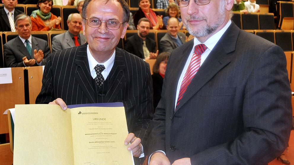 Foto (Mark Heinemann): (v. li.) Dr. Reinhard Höppner und Dekan Prof. Dr. Volker Peckhaus mit der Ehrenurkunde.