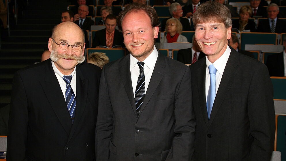 Foto (Universität Paderborn, Patrick Kleibold): Prof. Dr. Nikolaus Risch (r.) Kanzler Jürgen Plato (l.) und Prof. Dr. Klaus von Stosch beim Neujahrsempfang der Universität Paderborn.