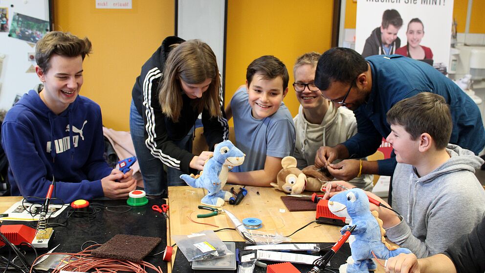 Foto (Universität Paderborn, Ricarda Michels): Die Schülerinnen und Schüler der Liboriusschule und Heinz-Nixdorf-Gesamtschule hatten bei dem Lötworkshop sichtlich Spaß.