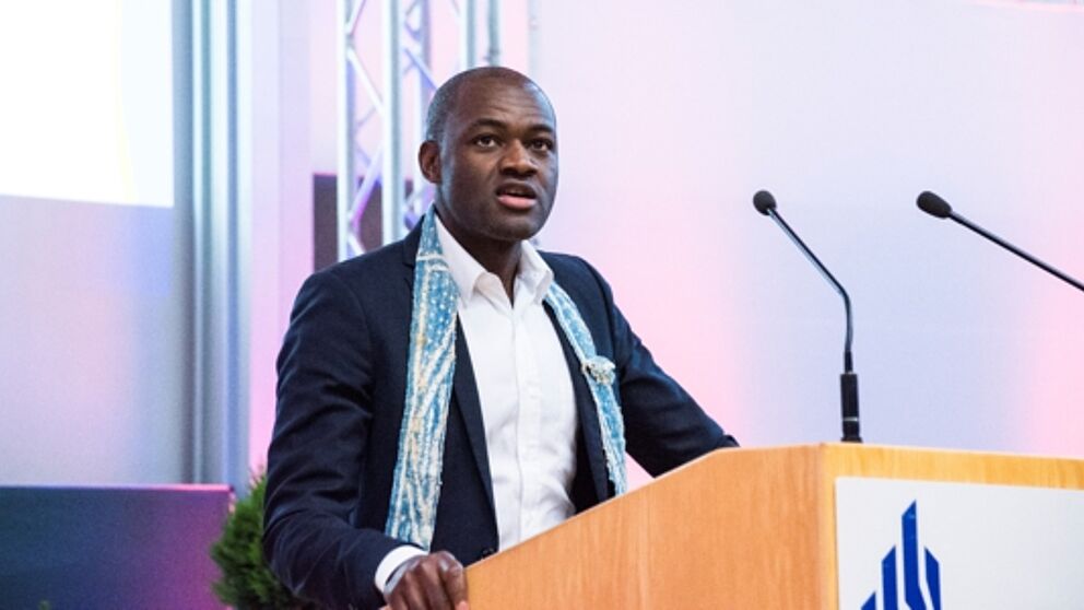 Foto (Universität Paderborn): DAAD-Fachlektor Dr. Yanick Kemayou, der selbst an der Universität Paderborn International Business Studies studierte und dort auch promovierte, hielt die Alumnus-Festrede am Tag der Wirtschaftswissenschaften 2018.