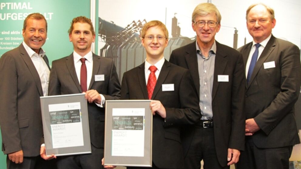 Foto: Freude beim und über den akademischen Nachwuchs: Westfalen Weser Energie vergibt Energy Award 2016 für Forschungen im Bereich Energieeffizienz/Erneuerbare Energie (v. l.): Klaus Meyer, Energie Impuls OWL und Juryvorsitzender, Daniel Weber, Sören 
