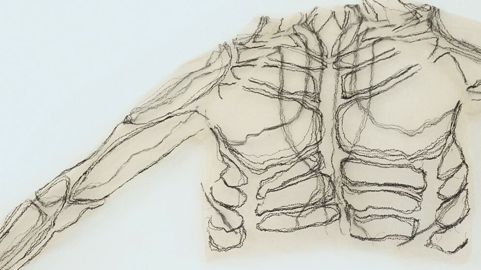 Foto: Beke Kröger: Human Being. Being Human., 2018, Langarm-Shirt Tüll, Maschinenstickerei.