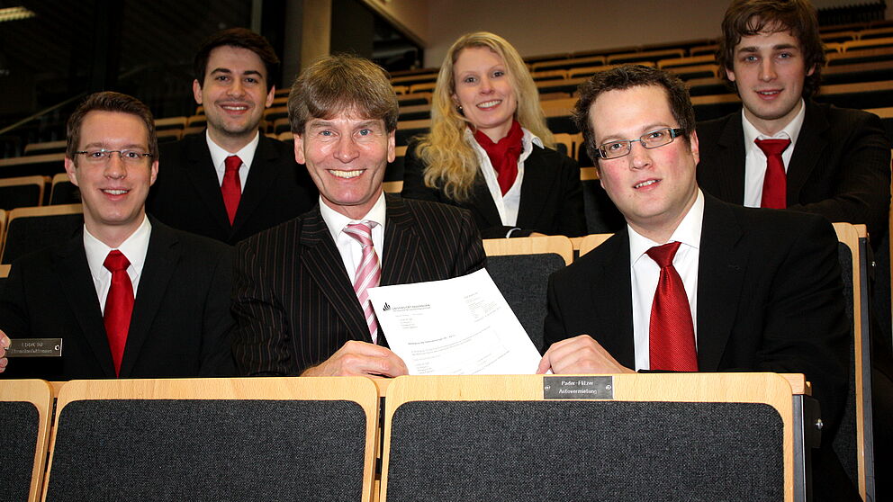 Foto (Universität Paderborn, Patrick Kleibold): Simon Gurcke, Prof. Dr. Nikolaus Risch, Jens Weber (1. Reihe v. l.), Thomas Majowski, Lara Liebich und Marian Schiemann (2. Reihe v. l.). Johannes Krauter vom Veranstalterteam der LOOK IN! fehlt auf dem Fot