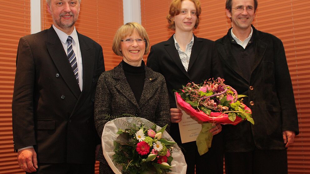Foto (Universität Paderborn, Martin Decking): Mit der neuen Preisträgerin des Zonta Club Paderborn Award Dr. Anke Pohl (3. v. l.) freuen sich Prof. Dr. Wilhelm Schäfer, Bärbel Meerkötter und Prof. Dr. Joachim Hilgert über die Auszeichnung.