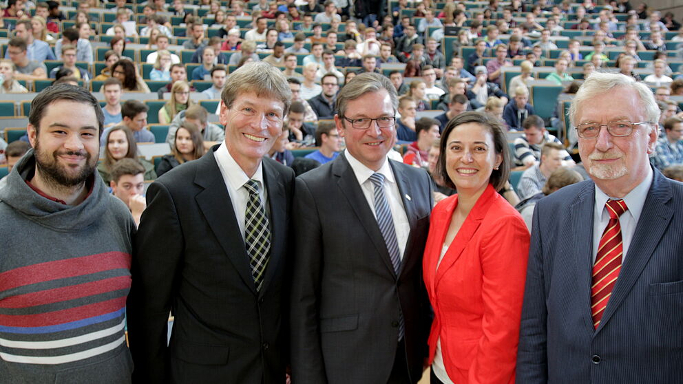 Foto (Universität Paderborn, Vanessa Dreibrodt): (v. l. n. r.) Hießen die Erstsemester an der Universität Paderborn willkommen: Philipp Kaibel, AStA, Präsident Prof. Dr. Nikolaus Risch, Bürgermeister Michael Dreier, Dr. Yvonne Koch, Zentrale Studienb