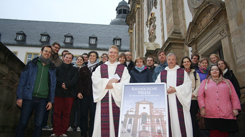 Foto: Vor der Marktkirche: Studierendenpfarrer Nils Petrat (l.) und Spiritual Martin Reinert (r.) feierten zum Semesterstart gemeinsam Gottesdienst mit Studierenden der Uni Paderborn, der KatHO und der Theologischen Fakultät.