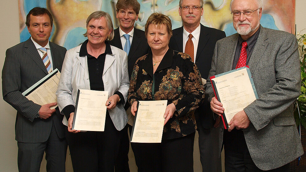 Foto (Universität Paderborn, Martin Decking): Sie freuen sich über den Abschluss des Kooperationsabkommens zur Einführung des Praxissemesters und die erfolgreiche Akkreditierung der neuen Lehramtstudiengänge: Prof. Dr. Bardo Herzig, Direktor des Zentr