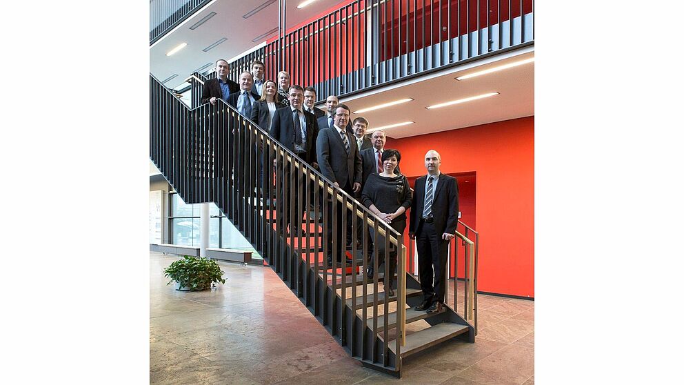 Foto (Leibniz Universität Hannover): Die Teilnehmer des Projektkoordinierungstreffens im Produktionstechnischen Zentrum Hannover: erste Reihe von unten nach oben: Dr. F. Nürnberger (IW, LUH) O. Tsebinoga (PJSC Interpipe), Prof. H.J. Maier (IW, LUH), Dr.