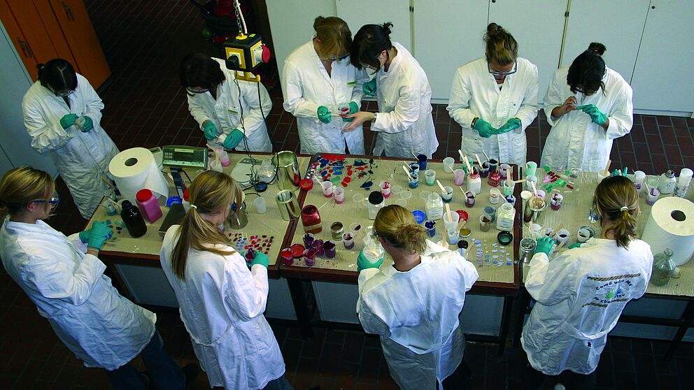 Foto (Universität Paderborn, Ines Eckardt): Schülerinnen informieren sich an der Universität Paderborn über Studienmöglichkeiten.
