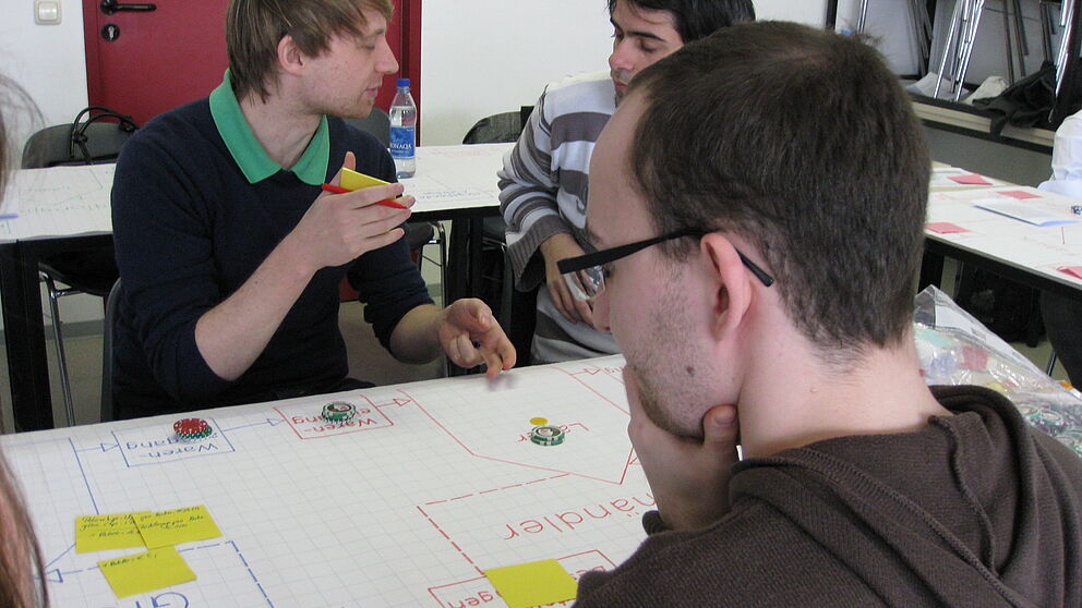 Foto (UniConsult, Pina Caporale): Christian Bleeck, Carlos Andre Galvao und Alexander Wilhelm trainieren ihre unternehmerischen Kompetenzen (v. r.).