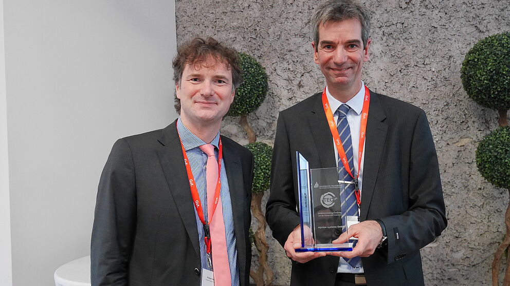 Foto (Universität Paderborn, TecUP): Prof. Dr. Rüdiger Kabst (l.) überreichte die Auszeichnung an den Gründer Thorsten Frank.