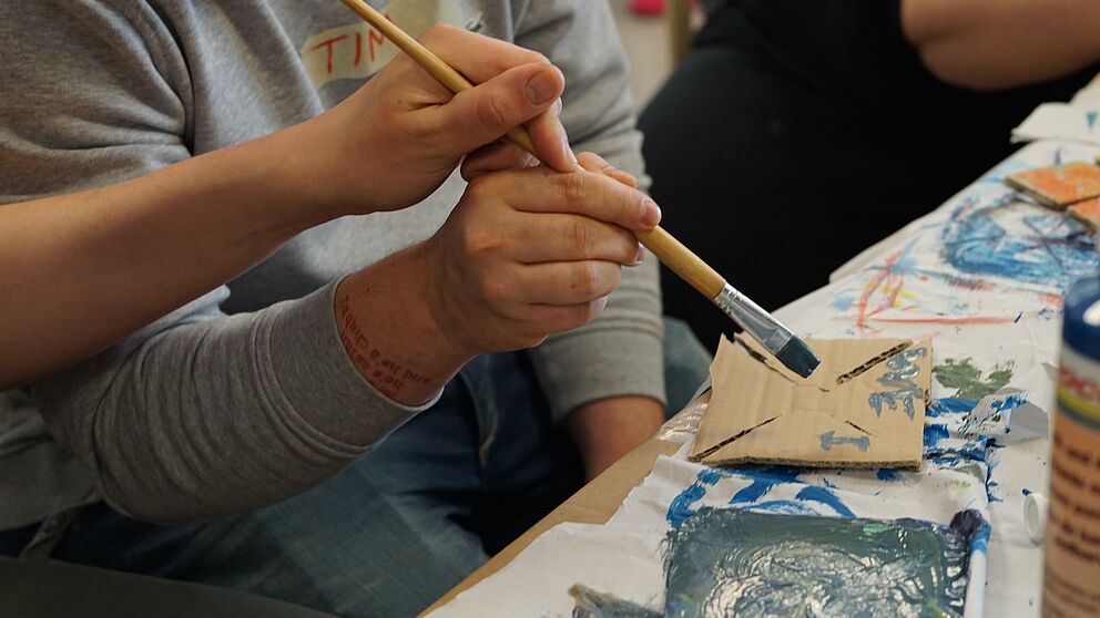 Foto (Universität Paderborn, Sarah Biemann): Studierendes des Fachs Kunst der Universität Paderborn schaffen zusammen mit Teilnehmern des Begegnungszentrums Pontanus-Carré aus alten Materialien neue Kunstwerke.
