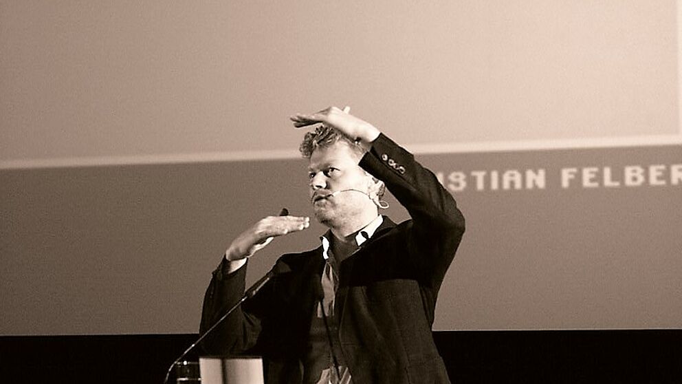 Foto (Dietmar Wadewitz): Christian Felber erklärt die Gemeinwohl-Ökonomie am 13. November um 18 Uhr an der Universität Paderborn.