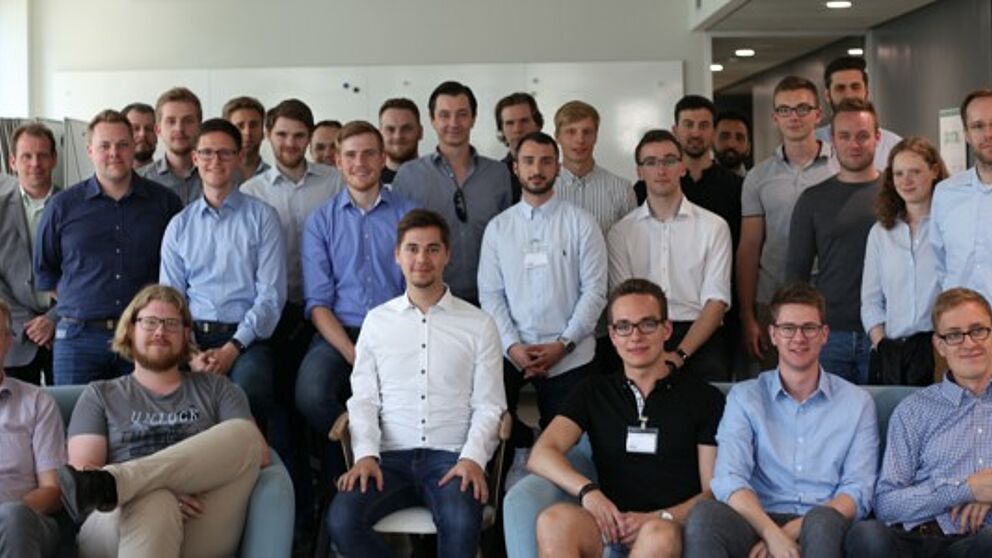 Foto (KfW Frankfurt): Studierende und Professoren des Departments Wirtschaftsinformatik beim Besuch in der Zentrale der KfW im Rahmen der Winfo-Exkursion 2019 nach Frankfurt.