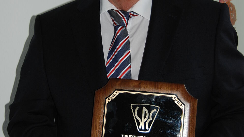 (Foto: Christiane Bernert) Prof. Dr.-Ing. Helmut Potente, Emeritus am Institut für Kunststofftechnik der Uni Paderborn, hat in Chicago für seine Verdienste zur Weiterentwicklung der Doppelschnecken-Extrusionstechnologie den Heinz Hermann Award bekommen.