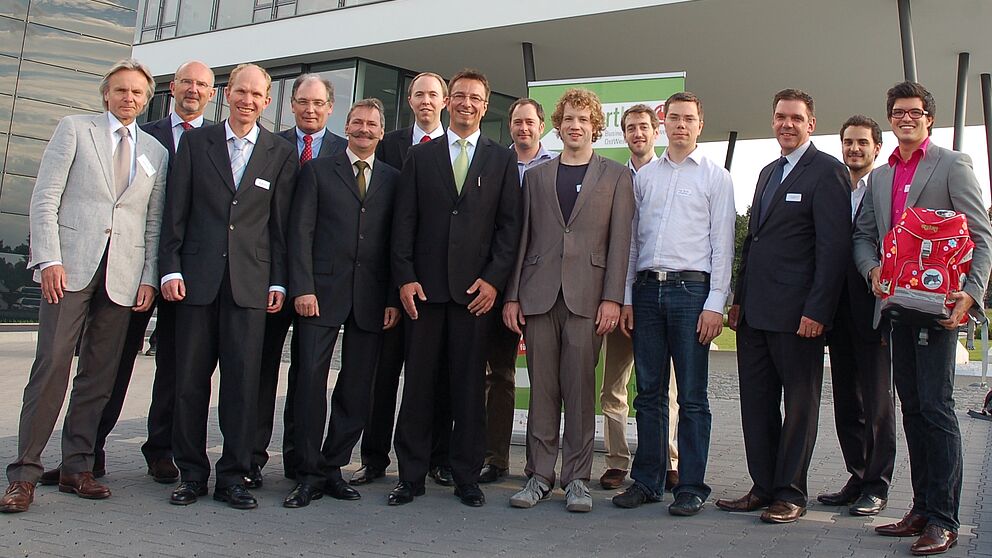 Foto (OstWestfalenLippe Marketing GmbH): Preisverleihung: Herbert Weber, OWL Marketing, Gastgeber Herbert Vogel, itelligence, und Hans-Jürgen Nolting (4. von links), Stadtsparkasse Bad Oeynhausen, zeichneten die Top 10 des Wettbewerbs aus: Dirk Strothman