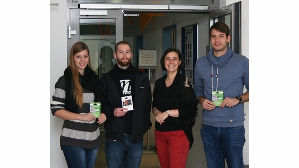 Foto (Universität Paderborn, Cinderella Schröder): Die glücklichen Gewinner/innen (v. li.): Jennifer Braune, Simon Dezart, Dr. Yvonne Koch (Leiterin der ZSB) und Florian Weber