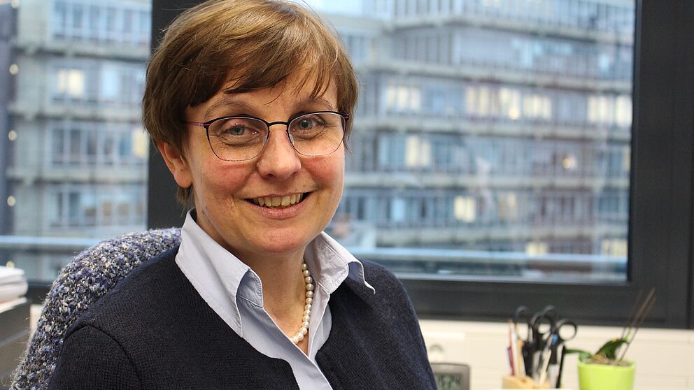Foto (Universität Paderborn, Frauke Döll): Prof. Dr. Kirsten Schlegel-Matthies, Expertin für Verbraucherforschung und -bildung, berät ab Januar die Bundesregierung.