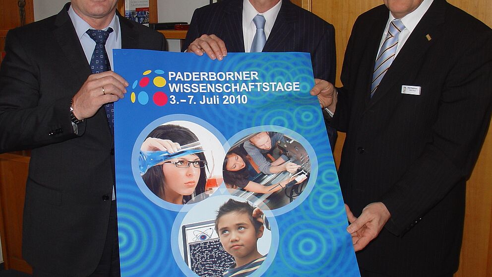 Foto (Universität Paderborn, Tibor Werner Szolnoki): Informierten die Medien am 18.2. bei einer Pressekonferenz über die die ersten Paderborner Wissenschaftstage (v. li.): Dr. Kurt Beiersdörfer, Geschäftsführer des HNF, Uni-Präsident Prof. Dr. Nikol