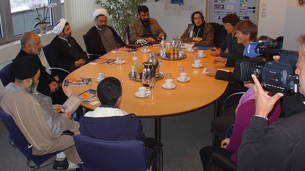Foto (Universität Paderborn, Tibor Werner Szolnoki): Präsident Prof. Dr. Nikolaus Risch im Gespräch mit den Gästen aus dem iranischen Ghom.