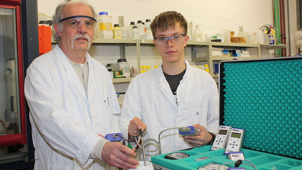 Foto (Universität Paderborn, Patrick Kleibold): Dr. Hubert Stenner und Stephan Berg präsentieren den Entnahmekoffer zur Untersuchung von Gewässern.