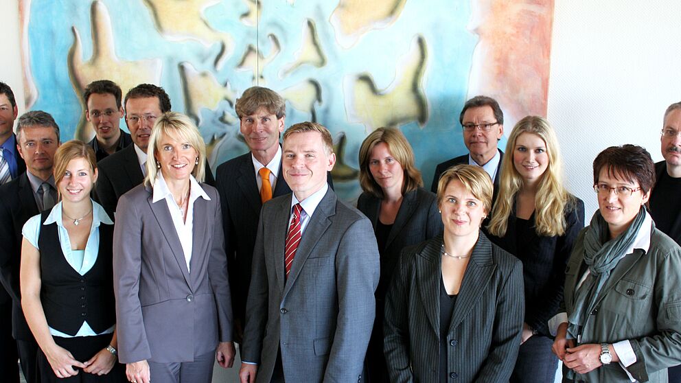 Foto (Universität Paderborn, Patrick Kleibold): Im Senatssitzungssaal der Universität Paderborn hat der Experte für das Thema Zukunft der wissensbasierten Wertschöpfung und Hochschullandschaften Dr. Rollwagen einen Vortrag zum Thema „Die Universitä