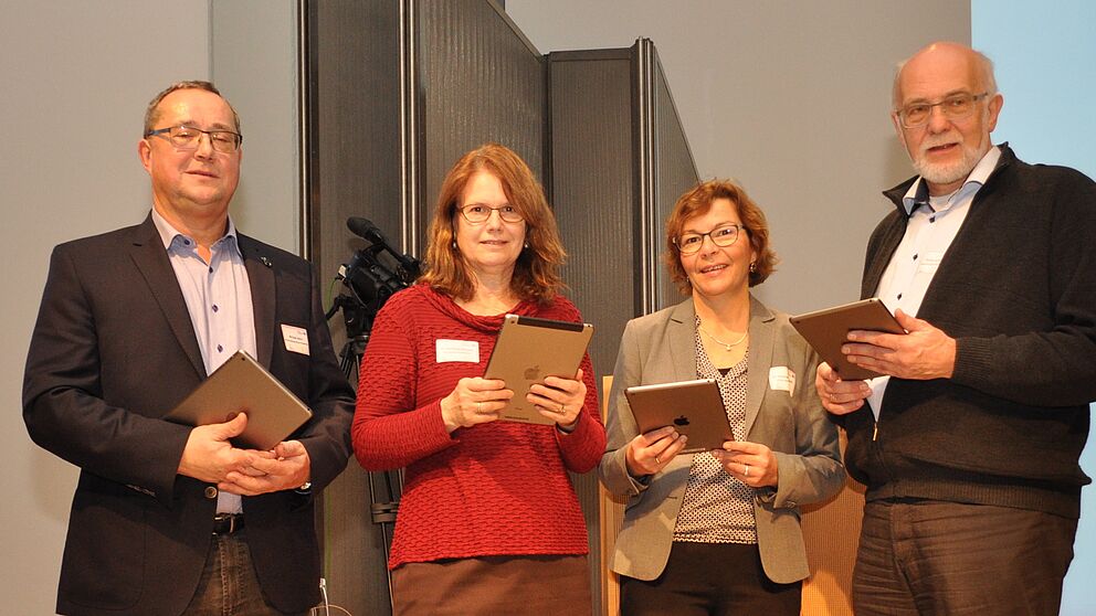 Foto (Universität Paderborn): Michael Arens (Kreismedienzentrum), Dr. Anna-Maria Kamin (Universität Paderborn), Prof. Dr. Dorothee M. Meister (Universität Paderborn, Sprecherin der Projektgruppe Medien im PLAZ), Detlef Schubert (Bezirksregierung Detmol