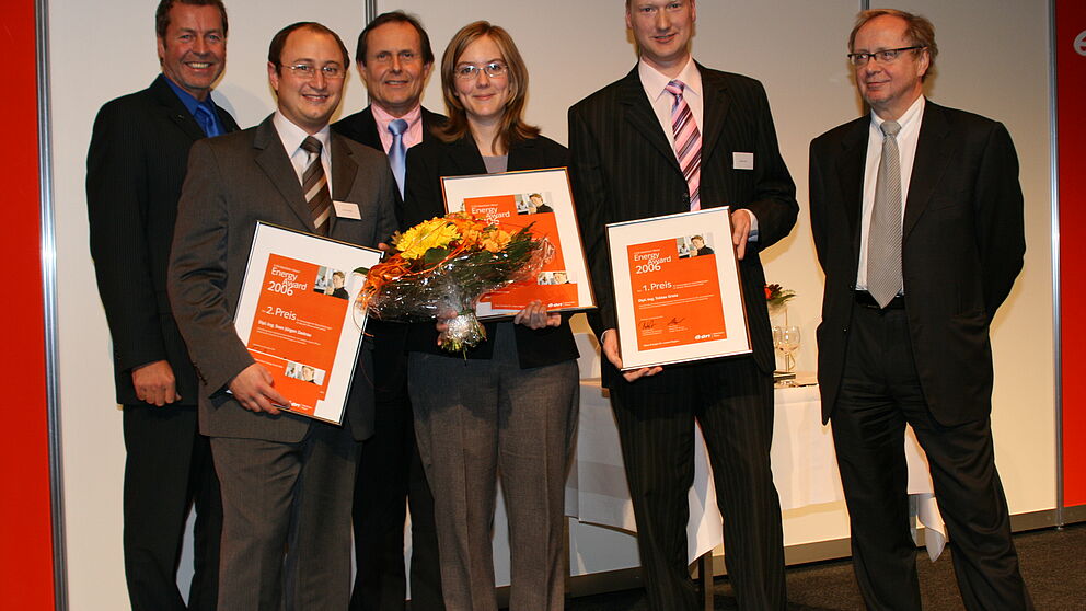 Foto (E.ON): Tobias Grote (2. v. re.), Universität Paderborn, gewann beim E.ON Westfalen Weser Energy Award in der Kategorie Wissenschaft den 1. Preis. Weitere Preisträger sind Sven Jürgen Zastrau und Rebecca Siodla. Freuten sich mit ihnen: Juryvorsitz
