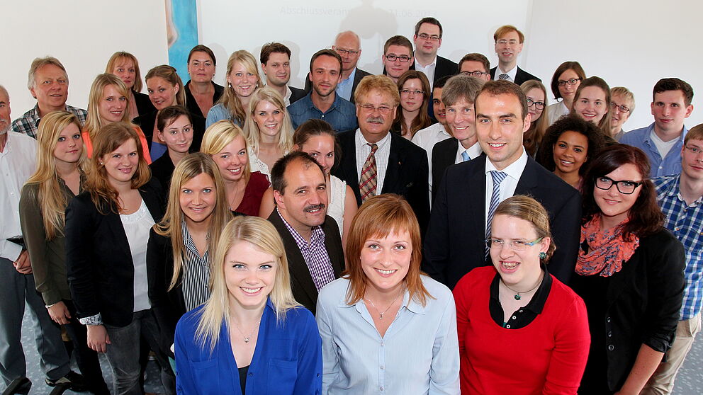 Foto (Universität Paderborn, Vanessa Dreibrodt): Paderborner Wirtschaftspädagogen im Kreis ihrer Studierenden und der Vertreter gemeinnütziger Organisationen: Prof. Dr. Hugo Kremer, 2. Reihe vorne, Elmar Brok, Mitte, daneben Prof. Dr. Nikolaus Risch, r