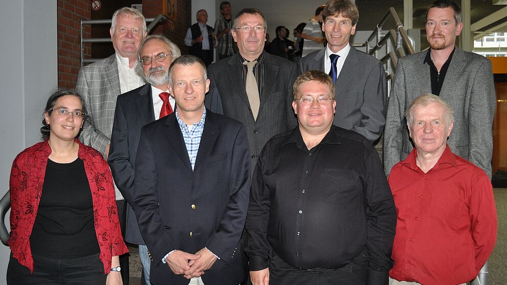 FOTO (MARK HEINEMANN): (hinten v.li.): Prof. Hans-Dieter Rinkens, Prof. Dr. Rolf Biehler, Ingo Klemisch, Präsident Prof. Dr. Nikolaus Risch, Prof. Dr. Andreas Eichler sowie (vorne v.li.) Dr. Cornelia Kaiser, Prodekan Prof. Dr. Henning Krause, Prof. Dr. T