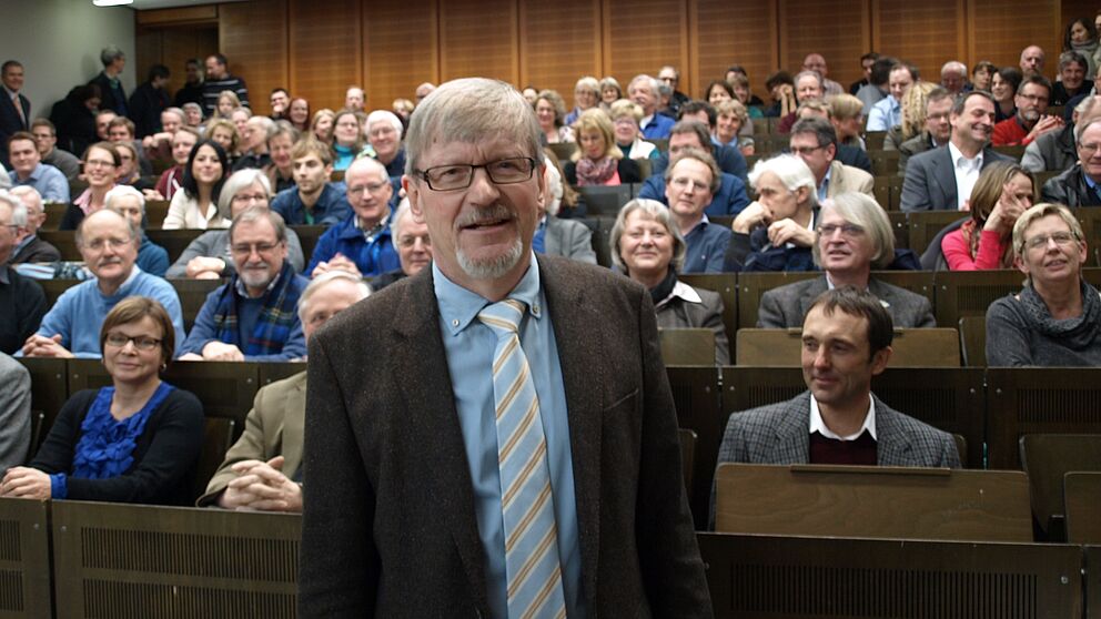 Foto (Universität Paderborn, Bianca Oldekamp): Im voll besetzen Hörsaal A4 der Universität hielt Prof. Dr. Manfred Grote seine Abschiedsvorlesung zum Thema „Verbraucherrisiken durch Antibiotikaeinsatz in der Landwirtschaft – Kann Rohkost gefährlic