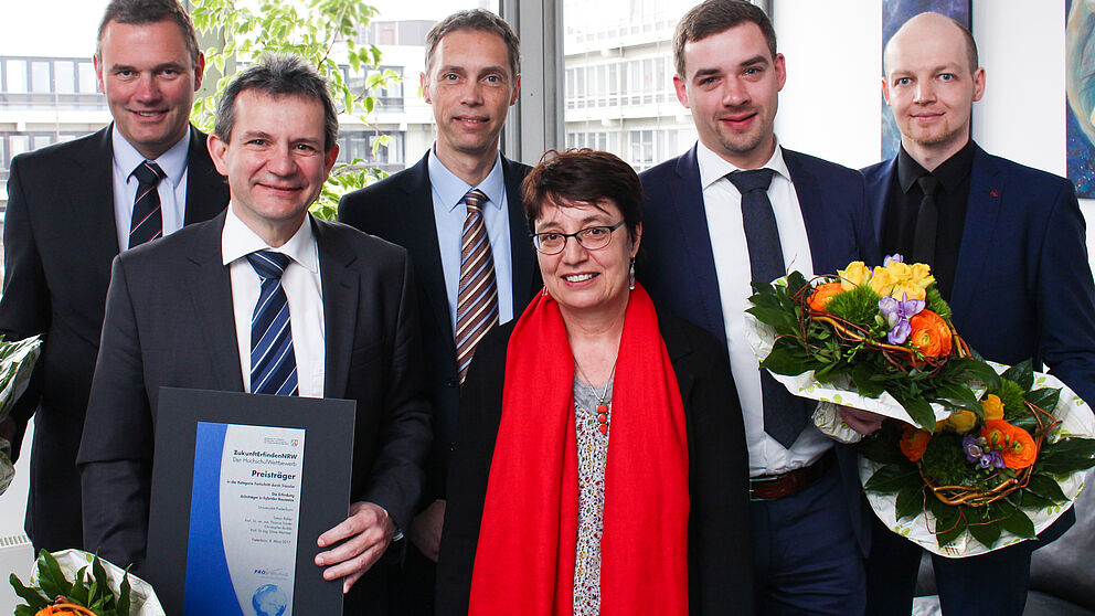 Foto (Universität Paderborn, Johannes Pauly): Preisverleihung ZukunftErfindenNRW (v. l.): Prof. Dr.-Ing. Elmar Moritzer, Prof. Dr. Thomas Tröster, Alfred Schillert, Prof. Dr. Birgit Riegraf, Simon Pöhler und Mattias Körner.