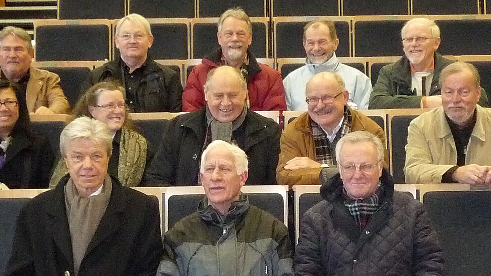 Foto: Alumni im G-Hörsaal der Universität – Vor 40 Jahren haben Franz Düpmann und 10 Kommilitonen ihr Ingenieurstudium an der Universität beendet. Aus diesem Anlass trafen sie sich wieder in Paderborn und nahmen an einer Führung über den Campus un