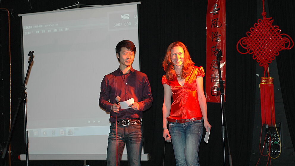 Foto (Universität Paderborn): Die Moderatoren der Veranstaltung: Guanhua Bai und Regina Sesler.