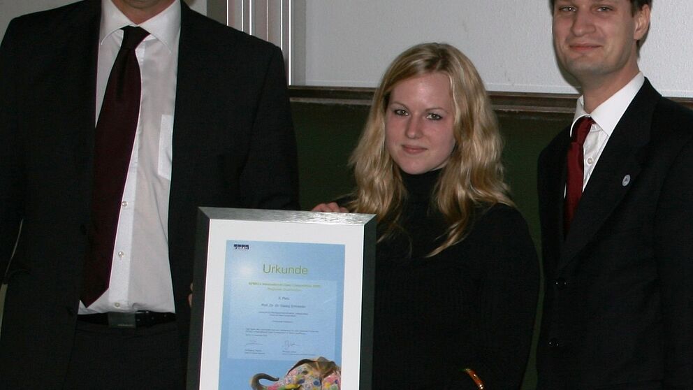 Foto (Universität Paderborn): Michael A. Rehnen, Partner bei KPMG Bielefeld, Studentin Anna Funke und Prof. Dr. Dr. Georg Schneider bei der Preisübergabe.