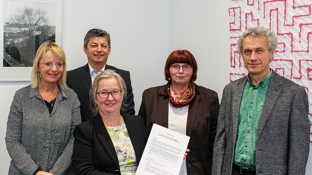 Foto (Universität Paderborn, Johannes Pauly): Unterschrieben die Dienstvereinbarung „Umgang mit Suchtgefahren am Arbeitsplatz“ (v. l.): Susanne Schwalk, Dr. Christian Winsel, Simone Probst, Ursula König und Matthias Neu.