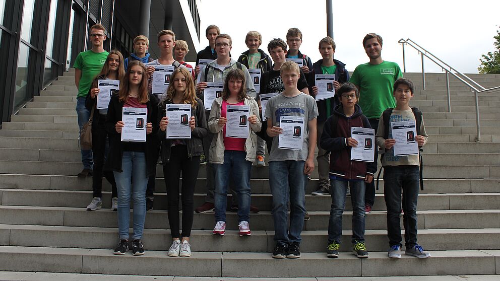 Foto: Teilnehmerinnen und Teilnehmer des ersten „3D-Druck-Ferienspecial“ am Campus der Uni.
