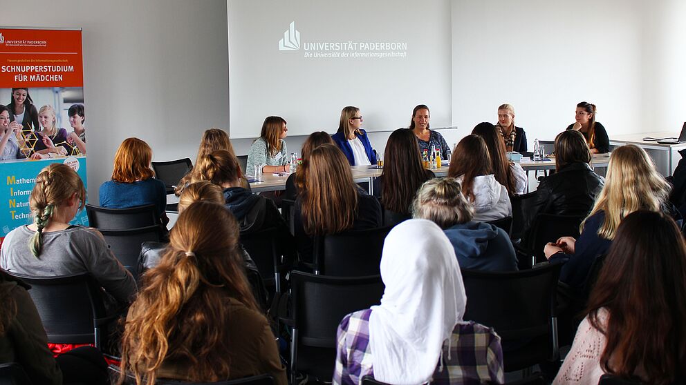 Foto (Franziska Pestel): Podiumsdiskussion im Sitzungsraum der Universität: (v. l. n. r.) Jasmin Sudermann, Kathrin Müller, Prof. Dr.-Ing. Katrin Temmen, Sophia Bulmahn, Christina Zweigle.