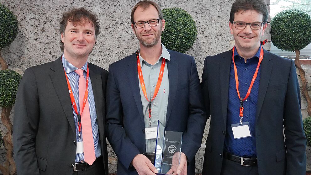 Foto (Universität Paderborn, TecUP): Prof. Dr. Rüdiger Kabst vom Technologietransfer- und Existenzgründungs-Center der Universität Paderborn, TecUP, (l.) überreichte die Auszeichnung an Christian Bartling (m.) und Hubertus Bergmann (r.).