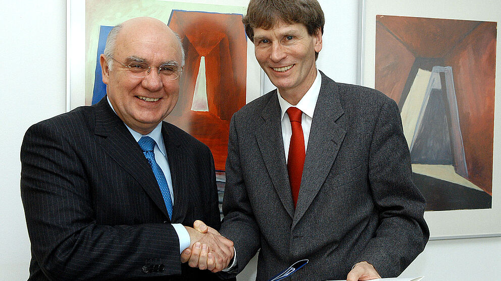Foto (Fischer, Uni Kassel): Länderübergreifende Zusammenarbeit besiegelt: Prof. Dr. Rolf-Dieter Postlep, Präsident der hessischen Universität Kassel (li.), und Prof. Dr. Nikolaus Risch, Rektor der Universität Paderborn, schlossen am 17. Februar einen