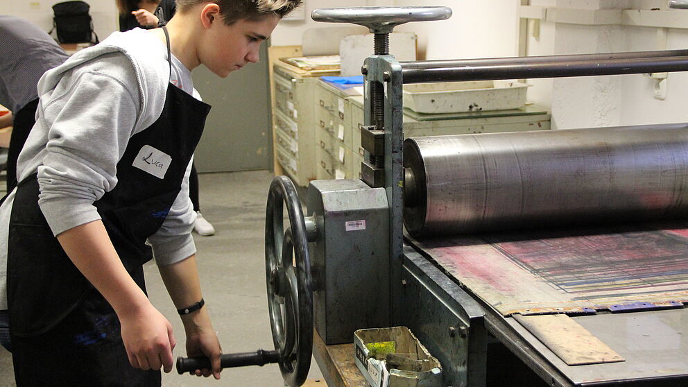 Foto (Universität Paderborn): Arbeiten mit der Druckerpresse zum Boys’Day 2016 an der Universität Paderborn.