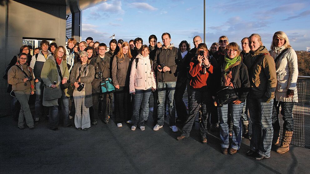 Gruppenfoto: Die Exkursionsteilnehmerinnen und -teilnehmer freuen sich über den großen Erfolg.