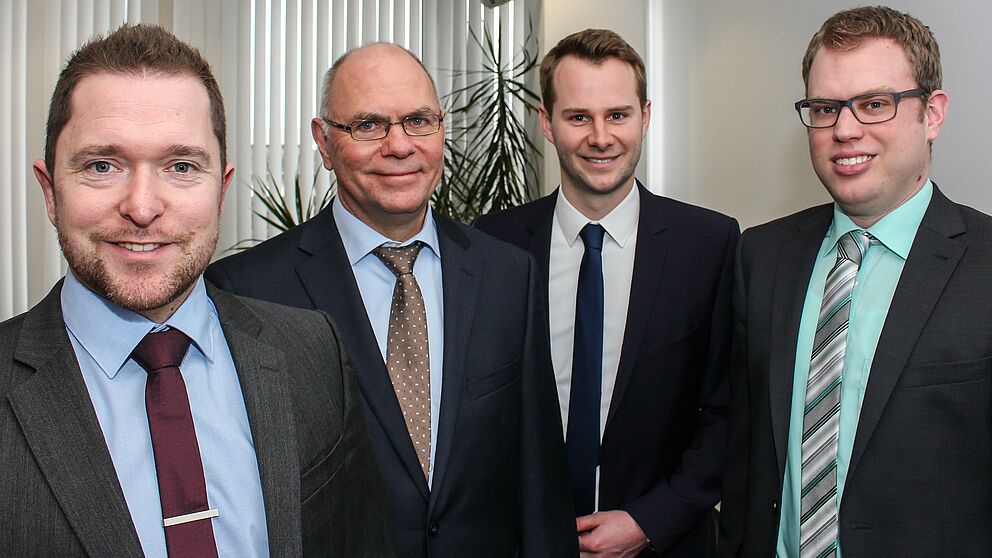 Foto (Universität Paderborn, Johannes Pauly): Forschen zur additiven Fertigung: (v. l.) Dr.-Ing. Guido Adam (DMRC), Prof. Dr.-Ing. Detmar Zimmer, Lehrstuhl für Konstruktions- und Antriebstechnik, Tobias Lieneke und Thomas Künneke, beide Lehrstuhl für 