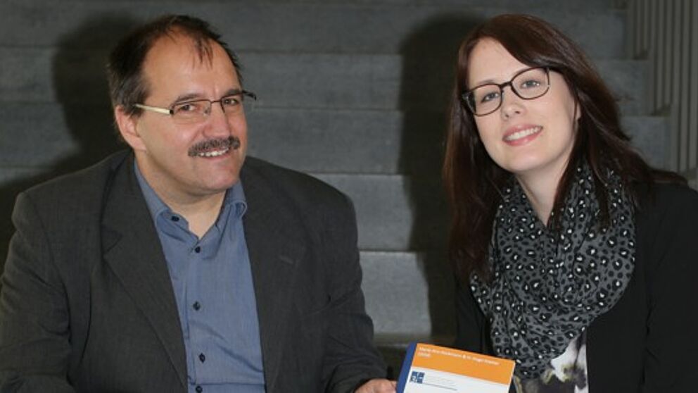 Pressefoto frei zum Abdruck, © Reinhard Schwarz: Die Paderborner Bildungsforscher Prof. Dr. H.-Hugo Kremer und Marie-Ann Kückmann unterstützen die Berufskollegs nicht nur in Sachen „Multiprofessionelle Teamarbeit“.